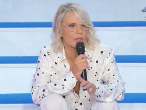 Maria De Filippi seduta sulle scade di UeD