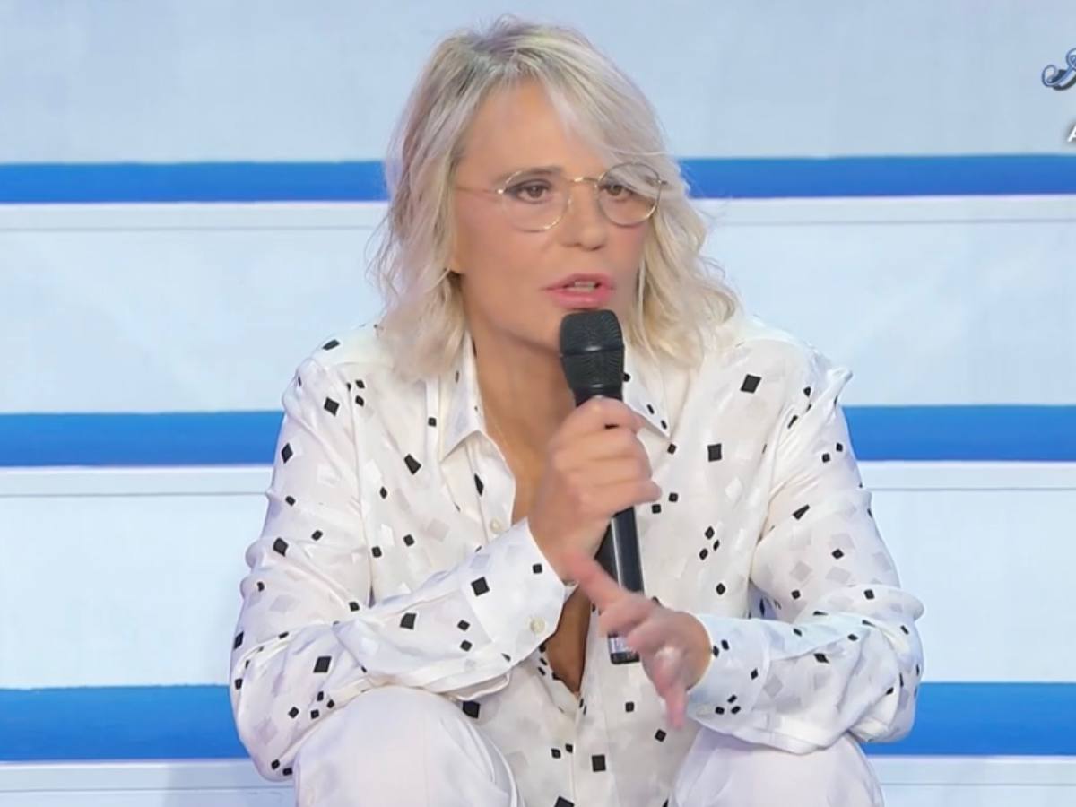 Maria De Filippi seduta sulle scade di UeD