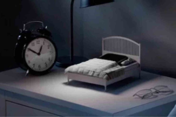 Letto con smartphone