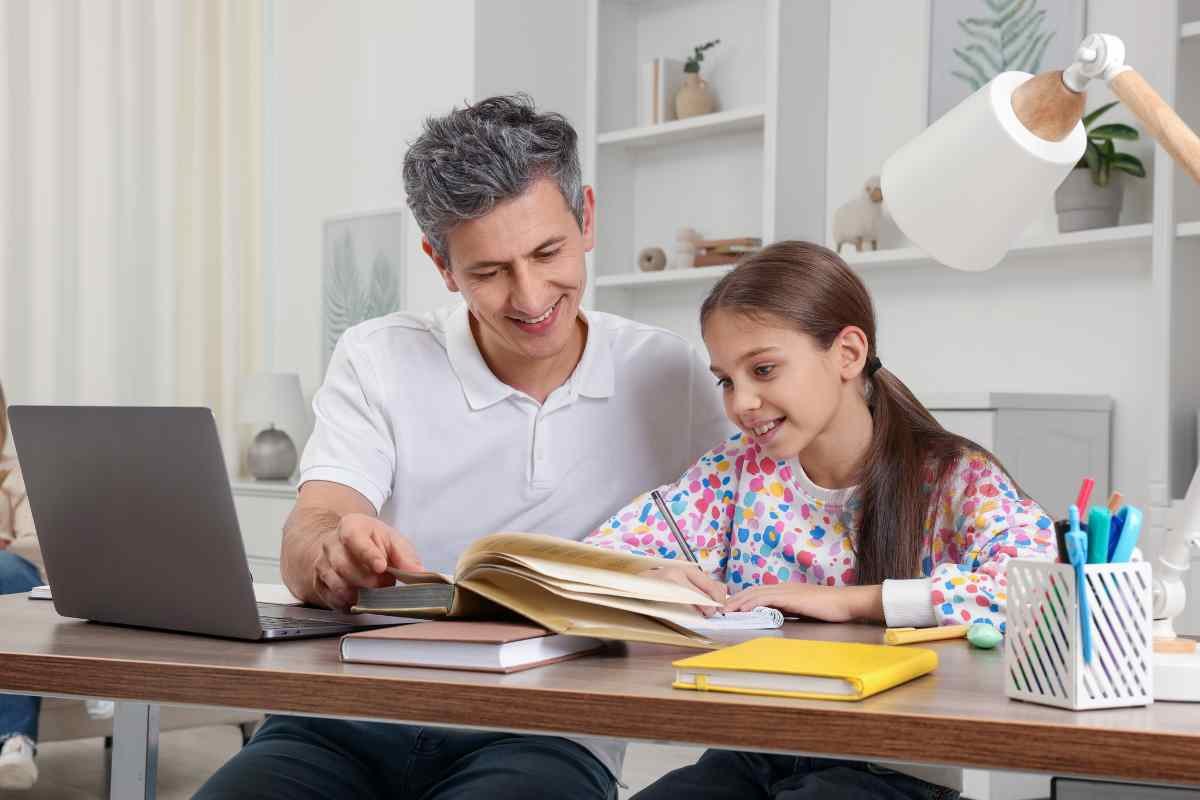 Padre e figlia studiano