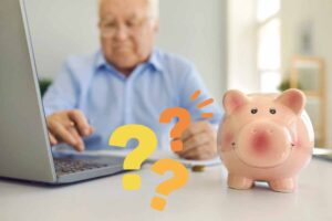 ChatGPT ha detto: Uomo anziano al PC con salvadanaio e punti di domanda