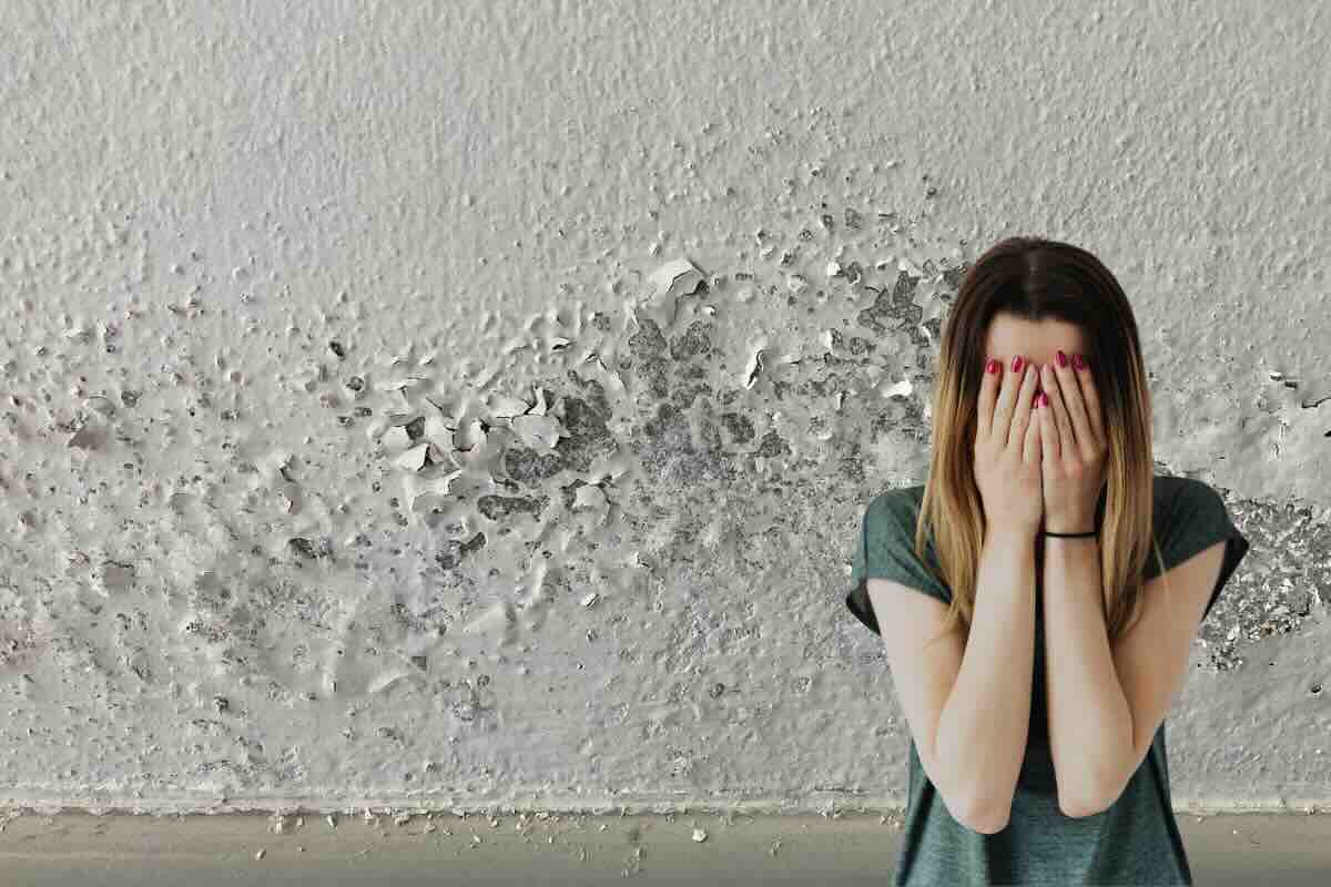 umidità, donna con mani sugli occhi