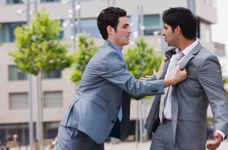 due uomini che litigano