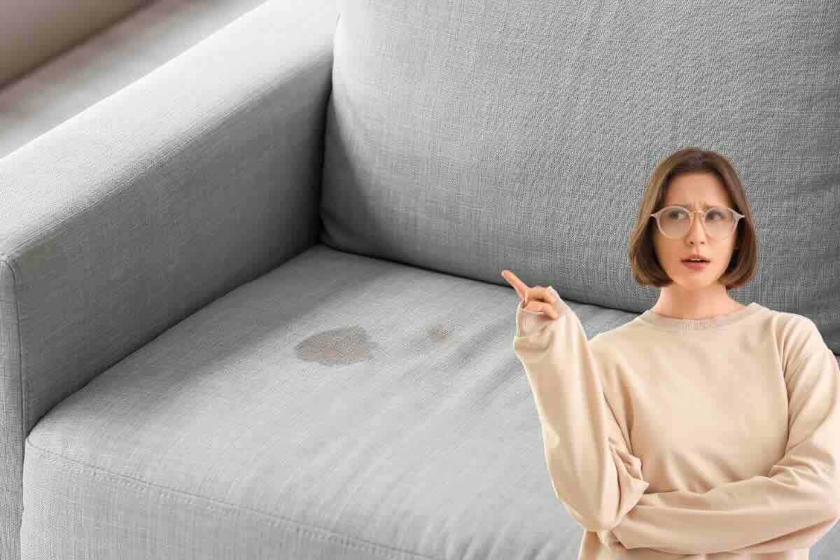 Divano con macchia, ragazza indica