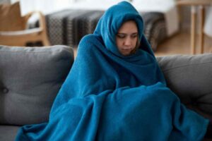 donna ha freddo e triste