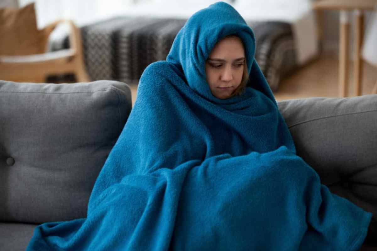 donna ha freddo e triste