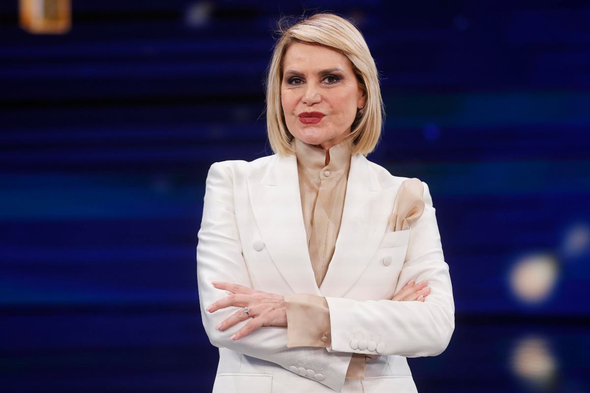 Simona Ventura a braccia conserte