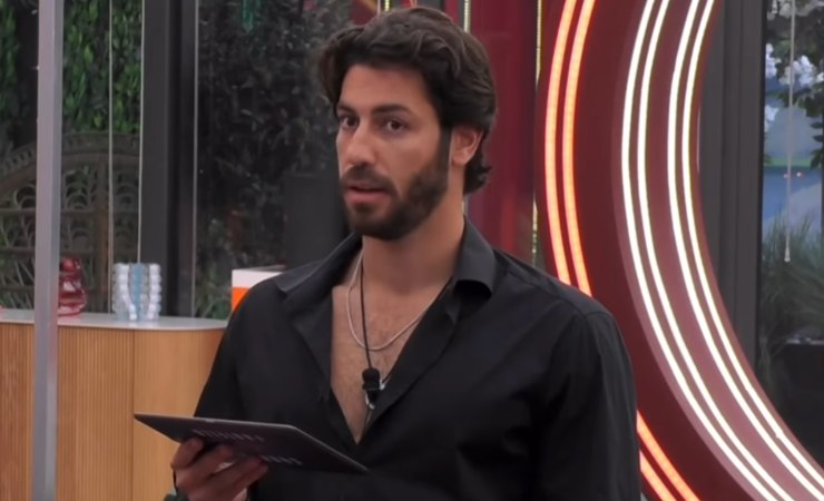 Omer che parla al Grande Fratello