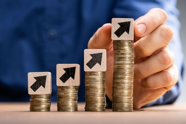 Monete e frecce che vanno in su 