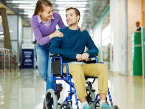 uomo in carrozzina