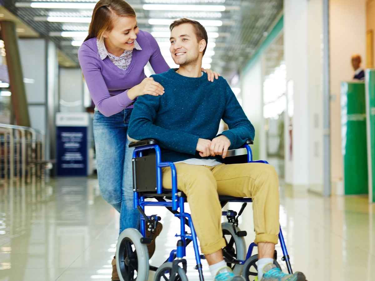 uomo in carrozzina
