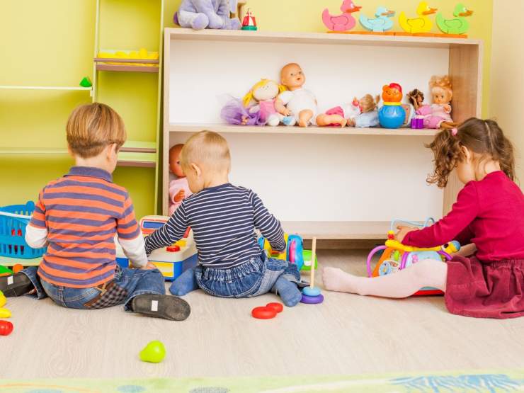 Bimbi piccoli che giocano