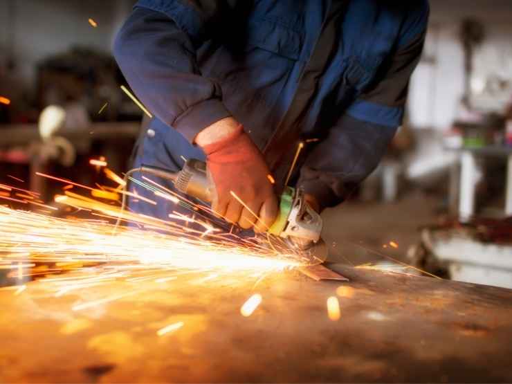 metalmeccanico al lavoro su saldatura