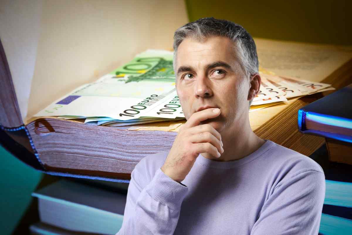 Uomo pensa e soldi nei libri