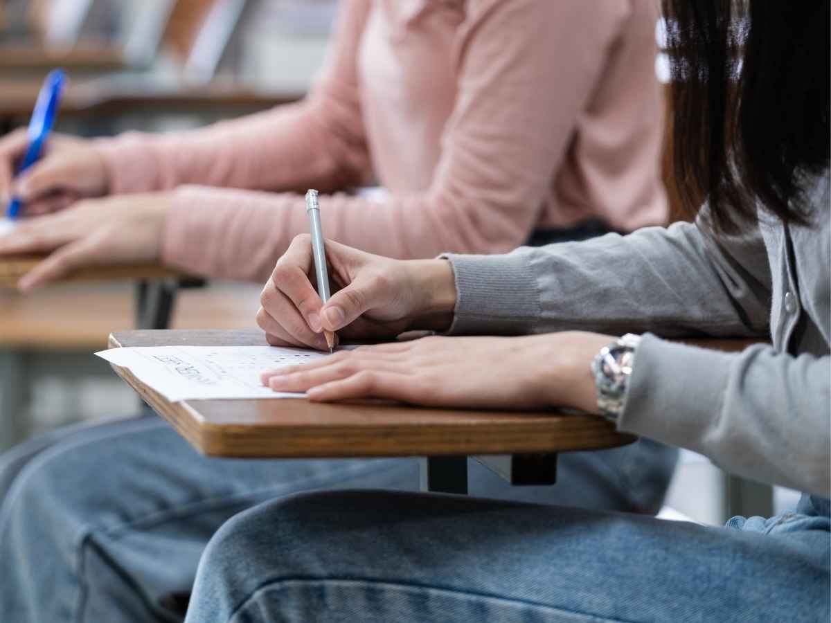 Due persone sostengono una prova