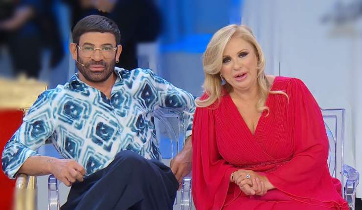 Tina Cipollari e Gianni Sperti negli studi televisivi di Uomini e Donne
