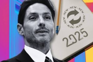 Pier Silvio Berlusconi, agenda con 2025, penna, cerchio NEW e frecce