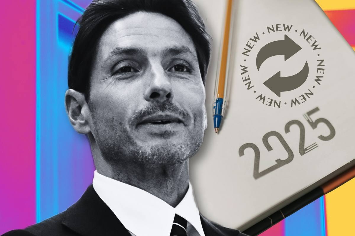 Pier Silvio Berlusconi, agenda con 2025, penna, cerchio NEW e frecce