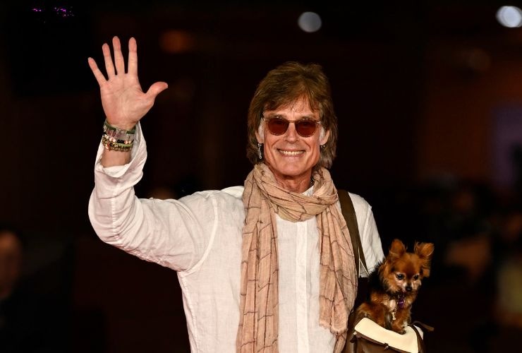 Ronn Moss saluta, con cane in braccio