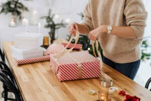 Persona incarta i regali di Natale
