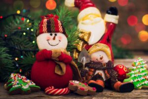 Miniature di Babbo Natale e di un pupazzo di neve