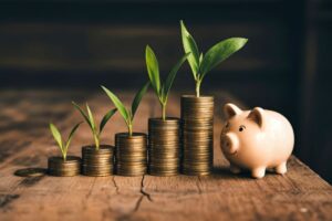 pila di monete e salvadanaio