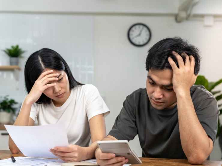 ragazzi disperati con cellulare