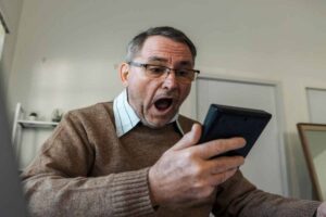 uomo stupito al cellulare