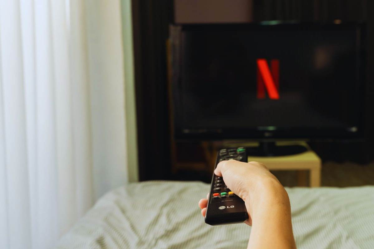 Persona che avvia l'app di Netflix sulla smart tv