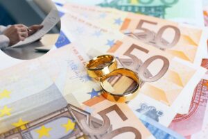 soldi, fedi e persona con documenti