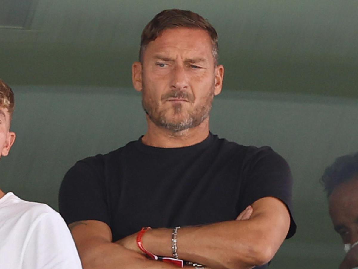 Francesco Totti con espressione seria e braccia incrociate 