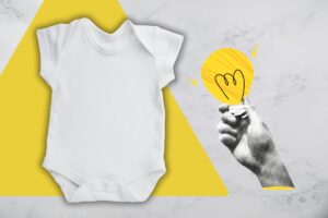 Illustrazione bodi bianco e mano che tiene una lampadina: idea