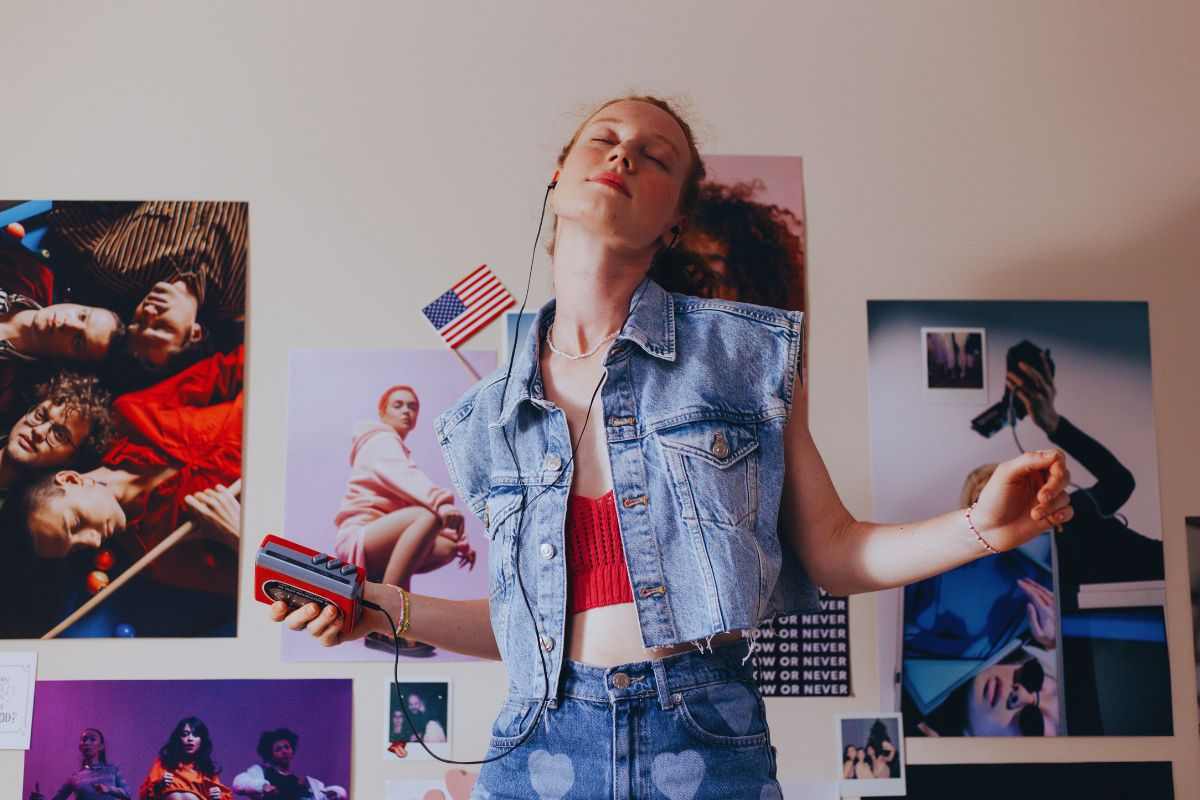 Ragazza che ascolta musica grazie ad un walkman