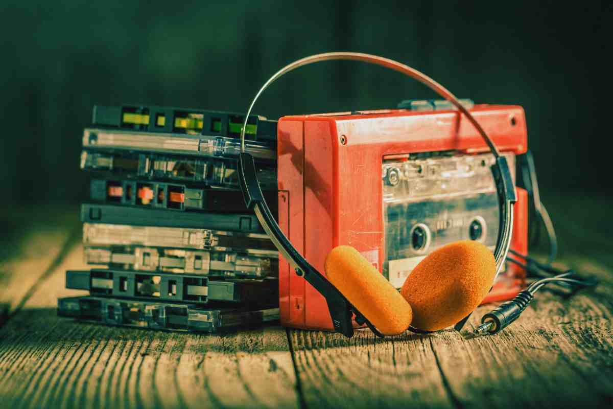 Walkman anni '70 e cassette poggiate su un tavolo di legno