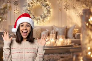 Donna con cappello, dietro di lei salotto addobbato per Natale