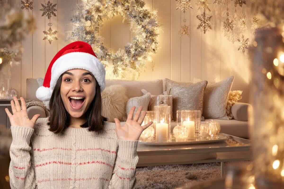 Donna con cappello, dietro di lei salotto addobbato per Natale