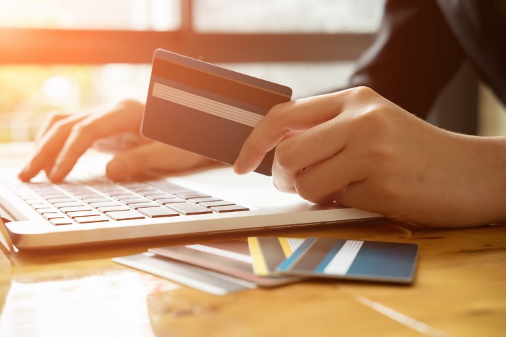 uomo al pc per pagare con carte di credito