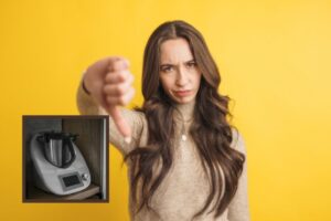 donna con il pollice rivolto verso il basso e nel riquadro un bimby