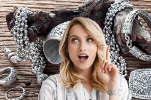 Donna dito in su, dietro di lei gioielli