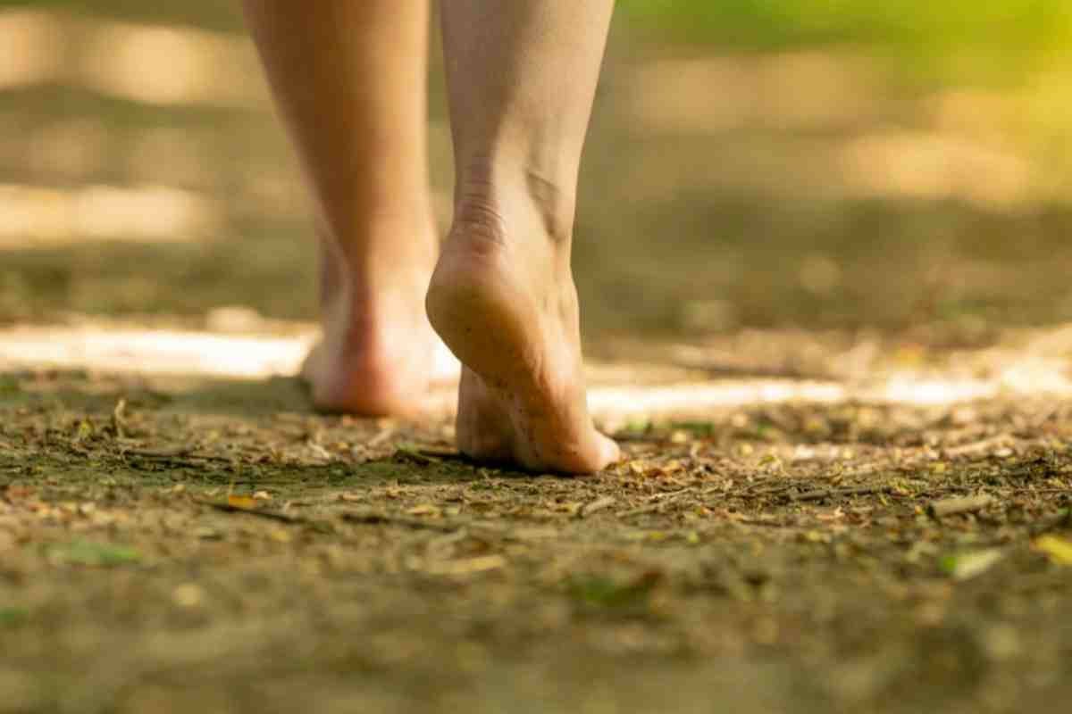 camminare a piedi nudi