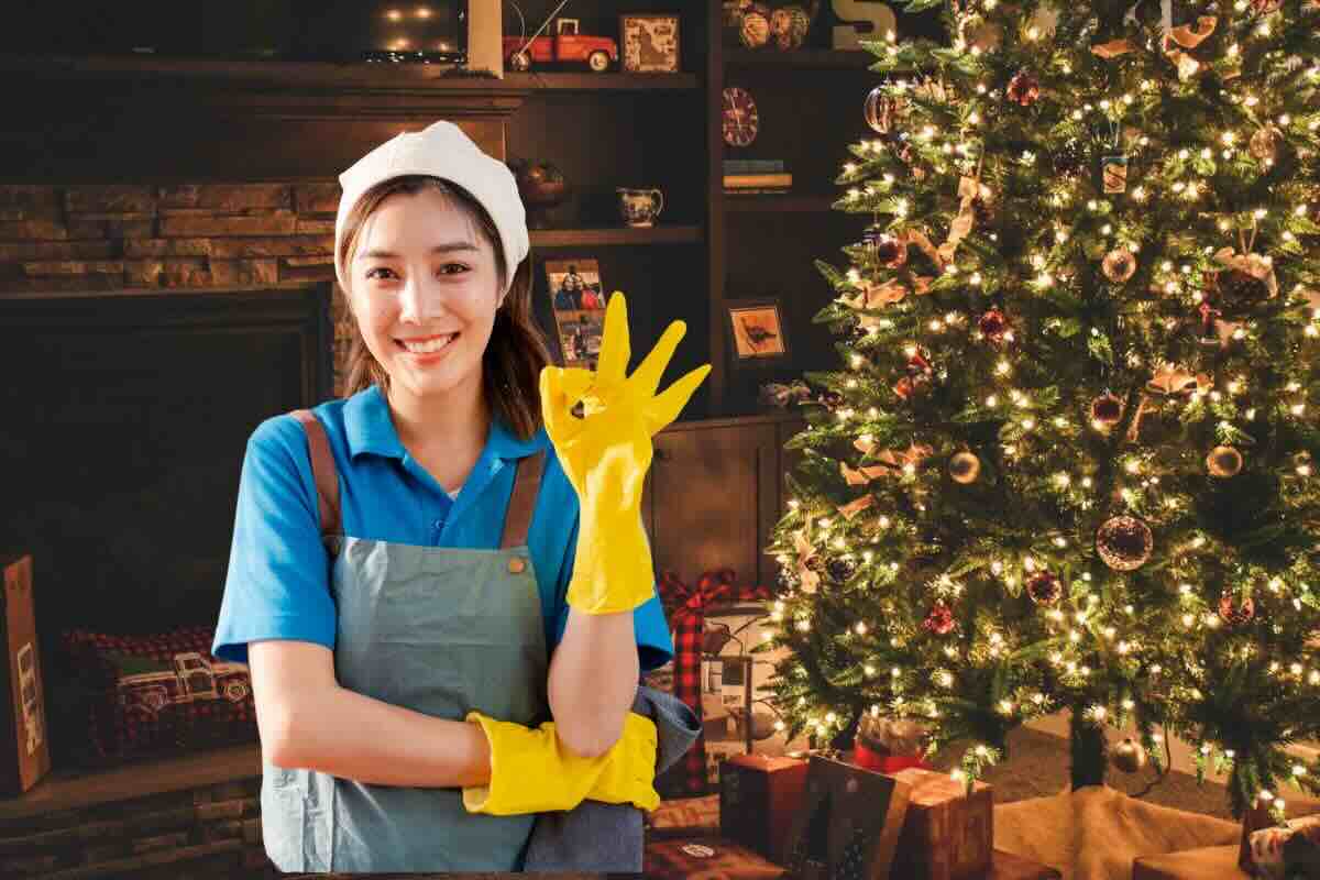 Donna fa ok con la mano, casa addobbata per Natale