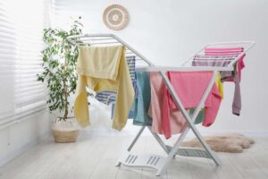 panni stesi dentro casa su stendino