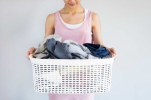 donna con cesta con bucato