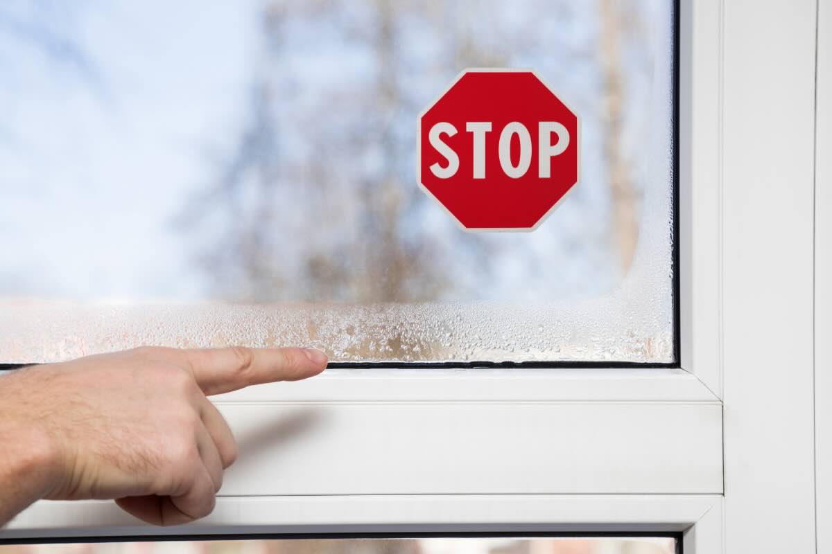 finestra piena di condensa e segnale stop 