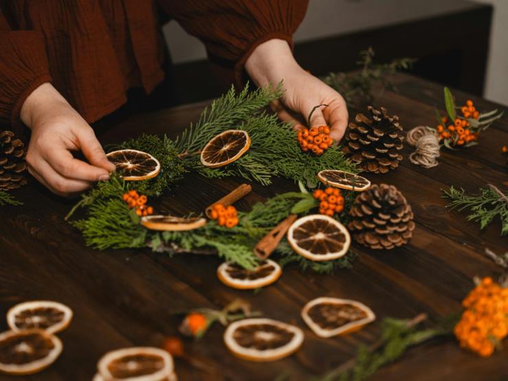 persona fa centrotavola di Natale