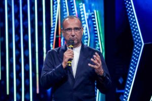 Carlo Conti che parla al microfono