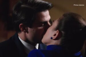 bacio tra rosa e marcello ne il paradiso delle signore