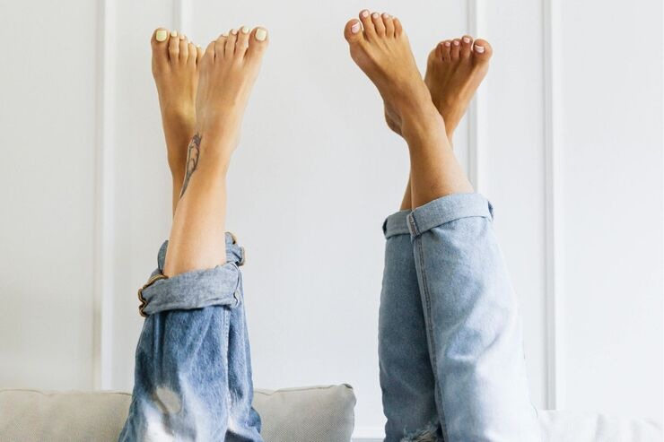 Donne gambe alzate con jeans