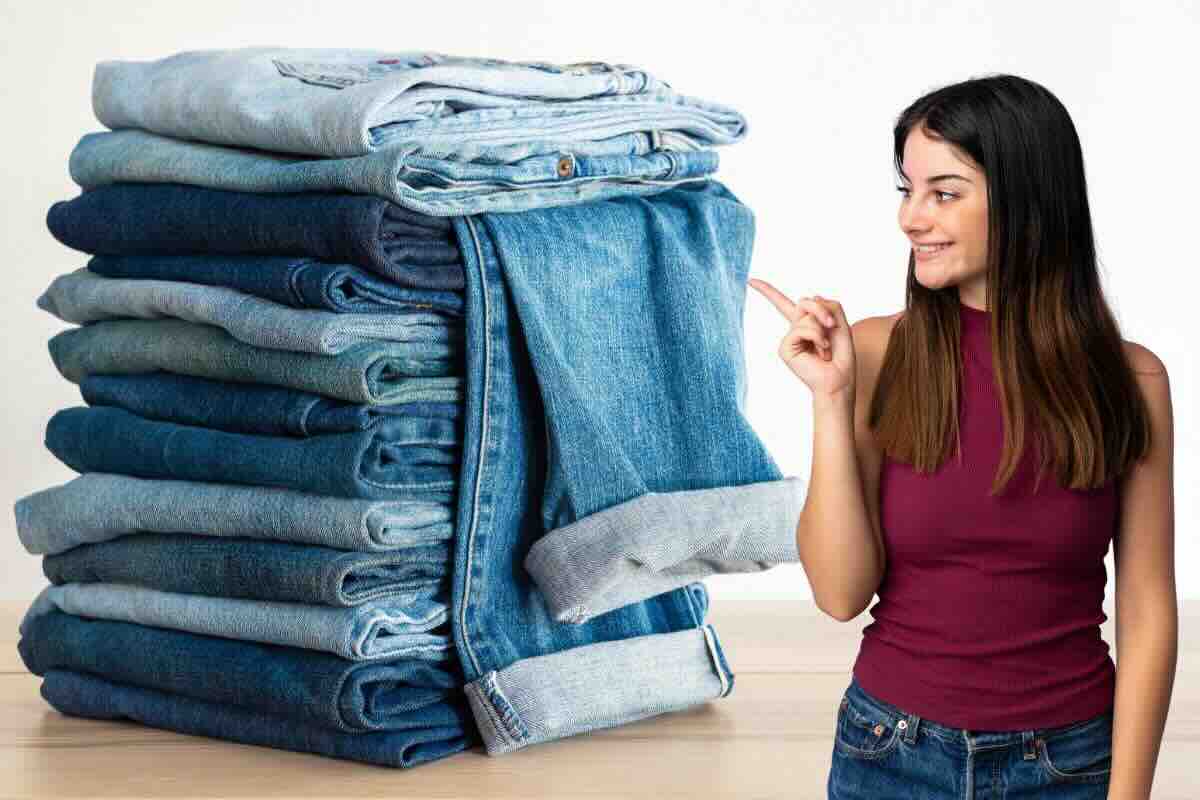 Donna indica pila di jeans