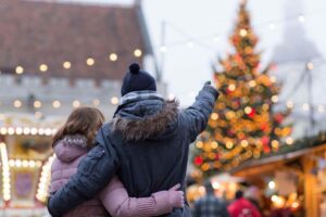Coppia abbracciata e albero di Natale sullo sfondo